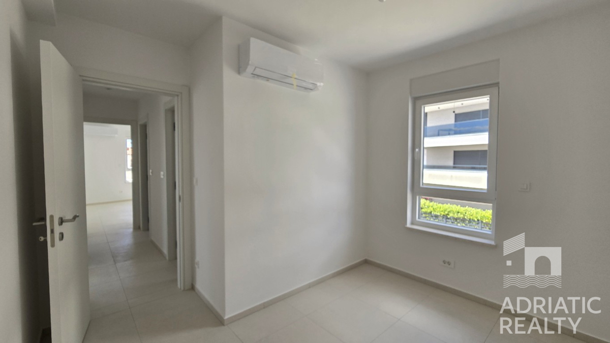 Vodice, moderno trosobni stan s pogledom na more