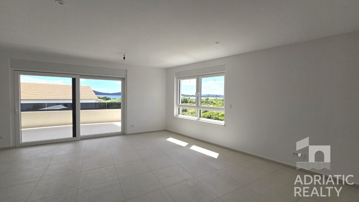 Vodice, moderno trosobni stan s pogledom na more