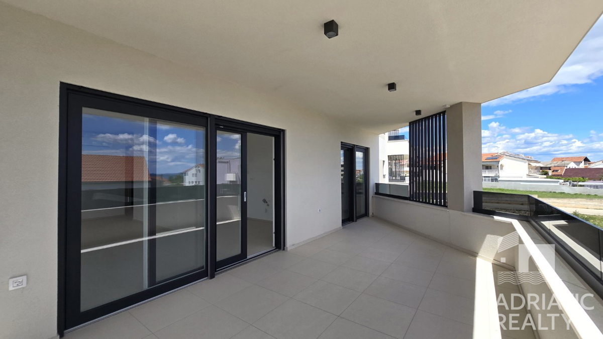 Vodice, moderno trosobni stan s pogledom na more