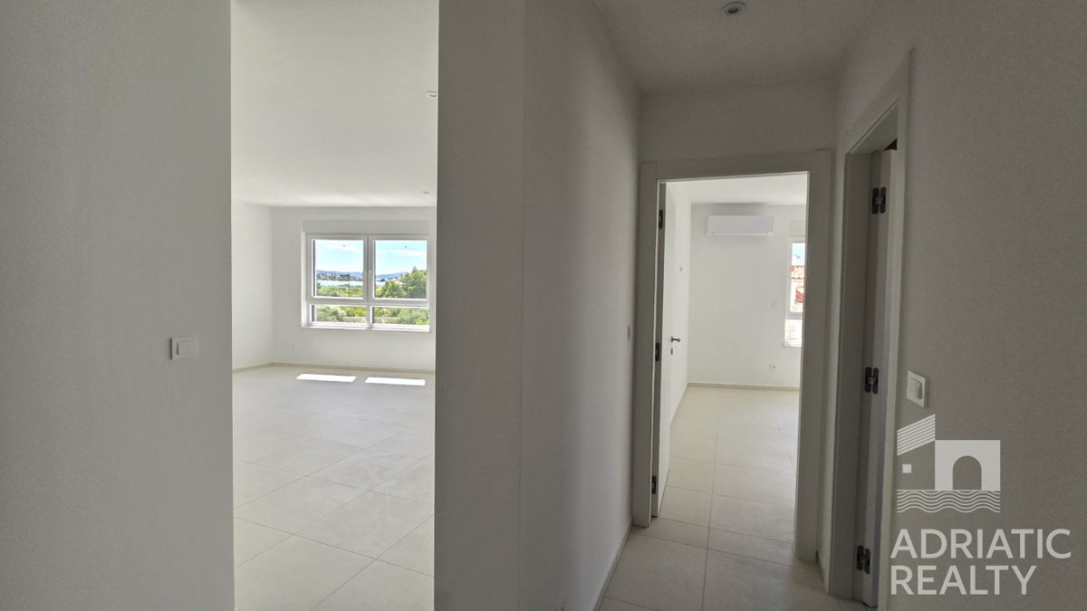 Vodice, moderno trosobni stan s pogledom na more