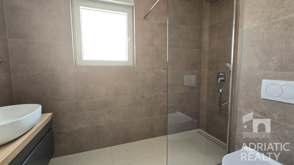 Vodice, moderno trosobni stan s pogledom na more