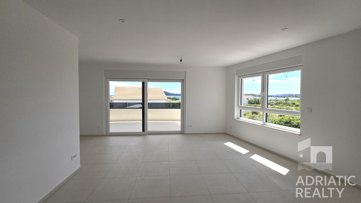 Vodice, moderno trosobni stan s pogledom na more