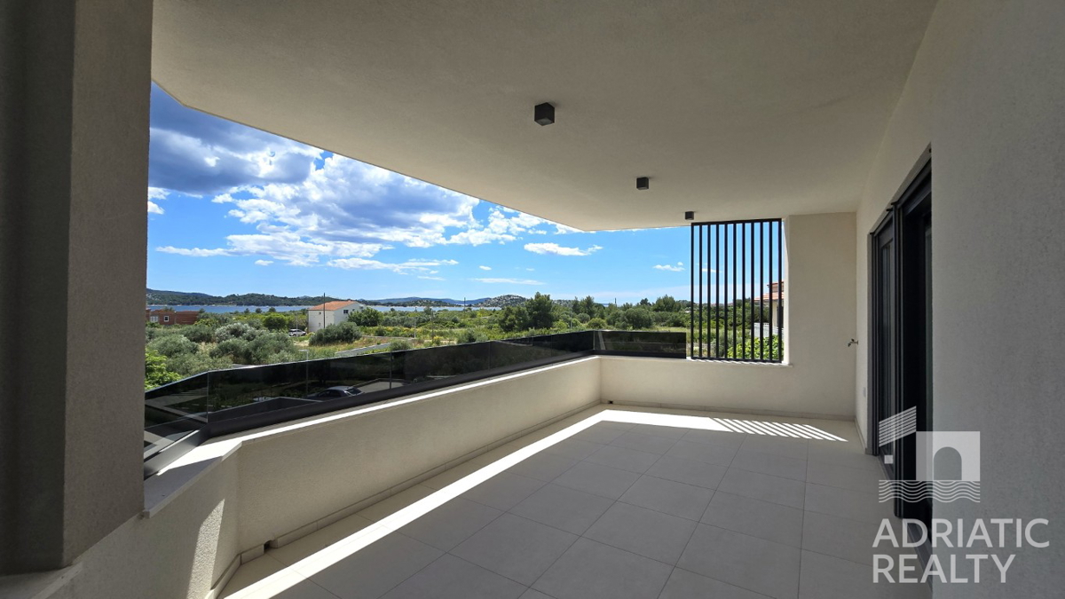 Vodice, moderno trosobni stan s pogledom na more