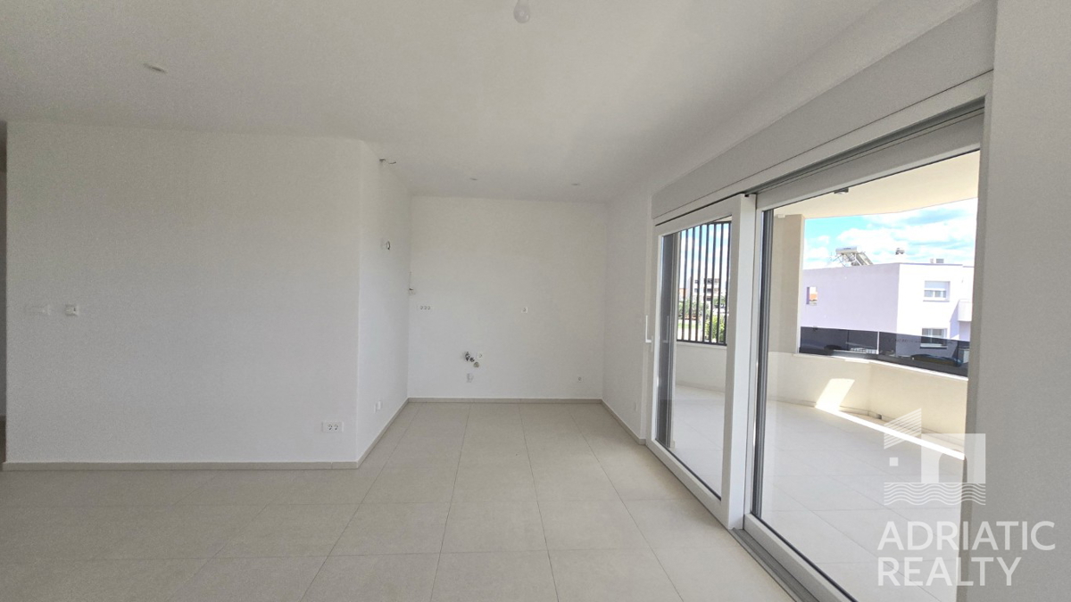 Vodice, moderno trosobni stan s pogledom na more