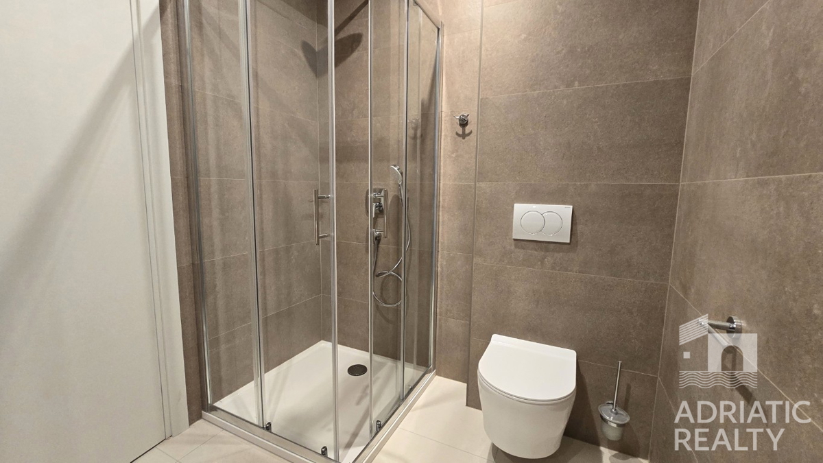 Vodice, moderno trosobni stan s pogledom na more