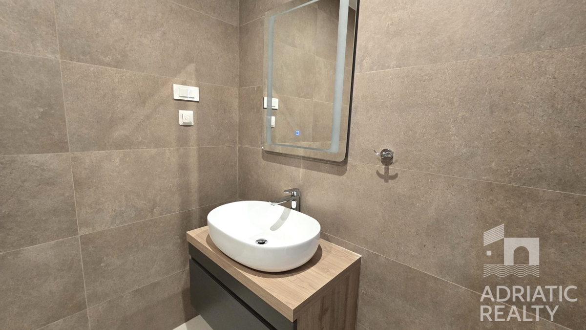 Vodice, moderno trosobni stan s pogledom na more