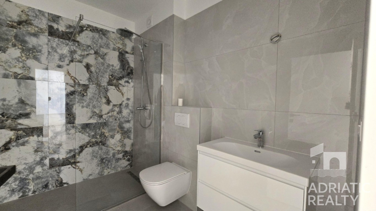 Tribunj, spazioso appartamento bilocale al piano terra con giardino di 121,55 m2