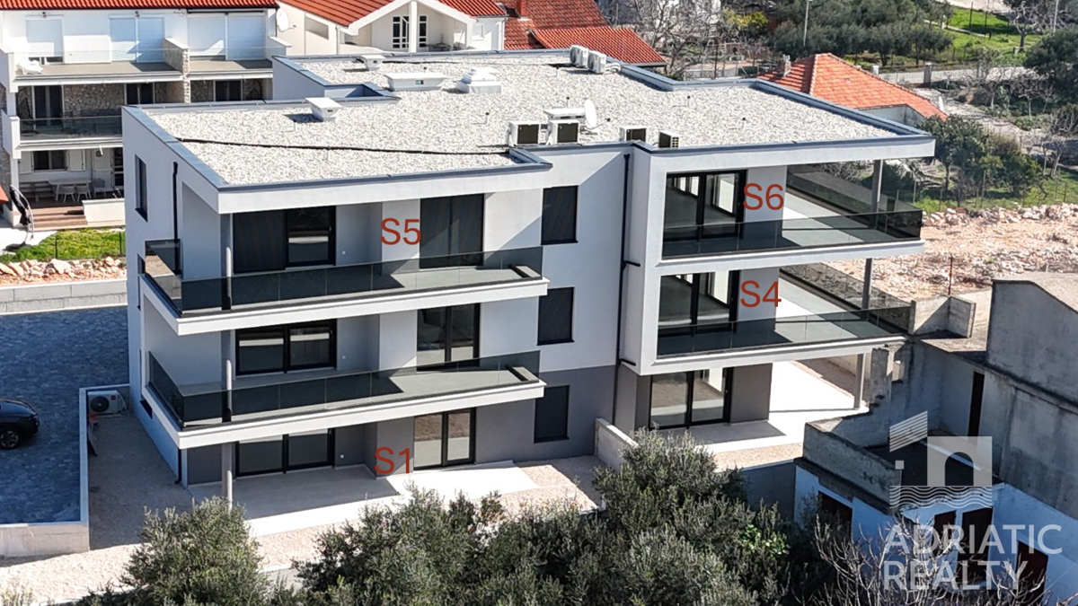 Tribunj, spazioso appartamento bilocale al piano terra con giardino di 121,55 m2