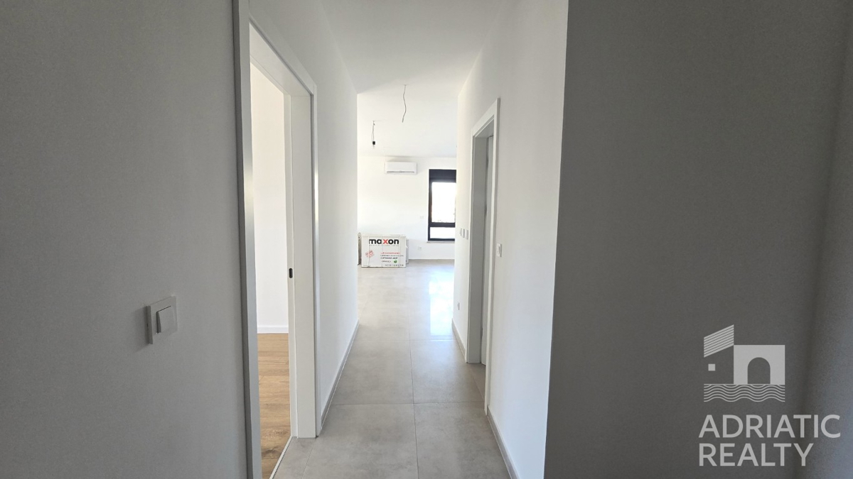 Tribunj, spazioso appartamento bilocale al piano terra con giardino di 121,55 m2