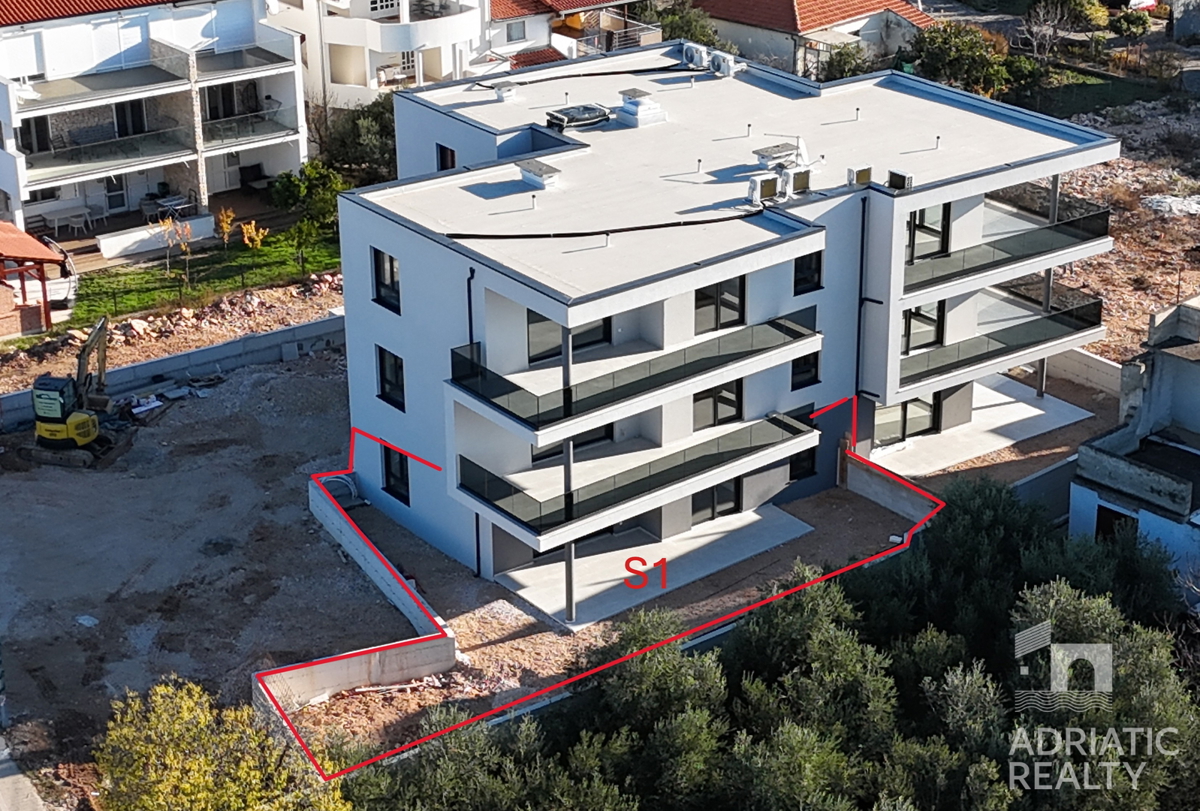 Tribunj, spazioso appartamento bilocale al piano terra con giardino di 121,55 m2