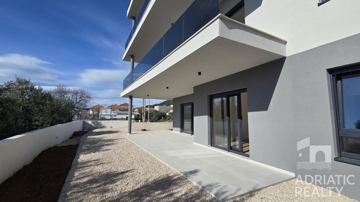 Tribunj, spazioso appartamento bilocale al piano terra con giardino di 121,55 m2