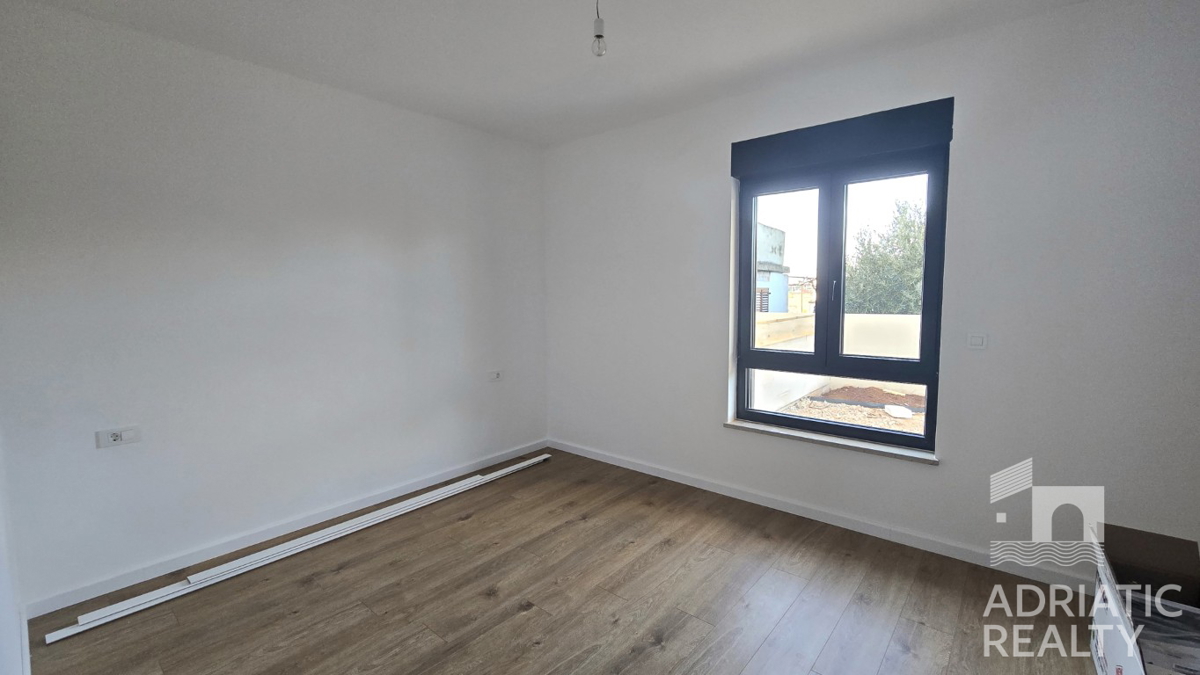 Tribunj, spazioso appartamento bilocale al piano terra con giardino di 121,55 m2