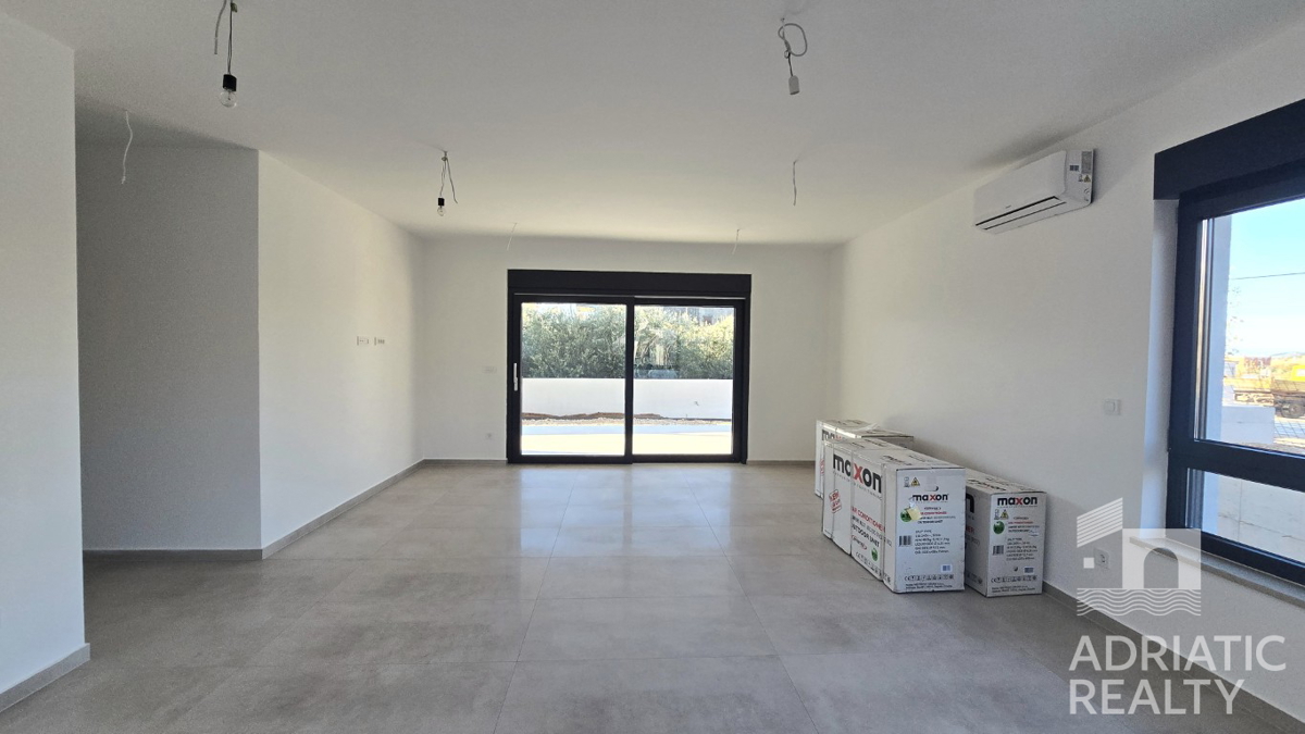 Tribunj, spazioso appartamento bilocale al piano terra con giardino di 121,55 m2