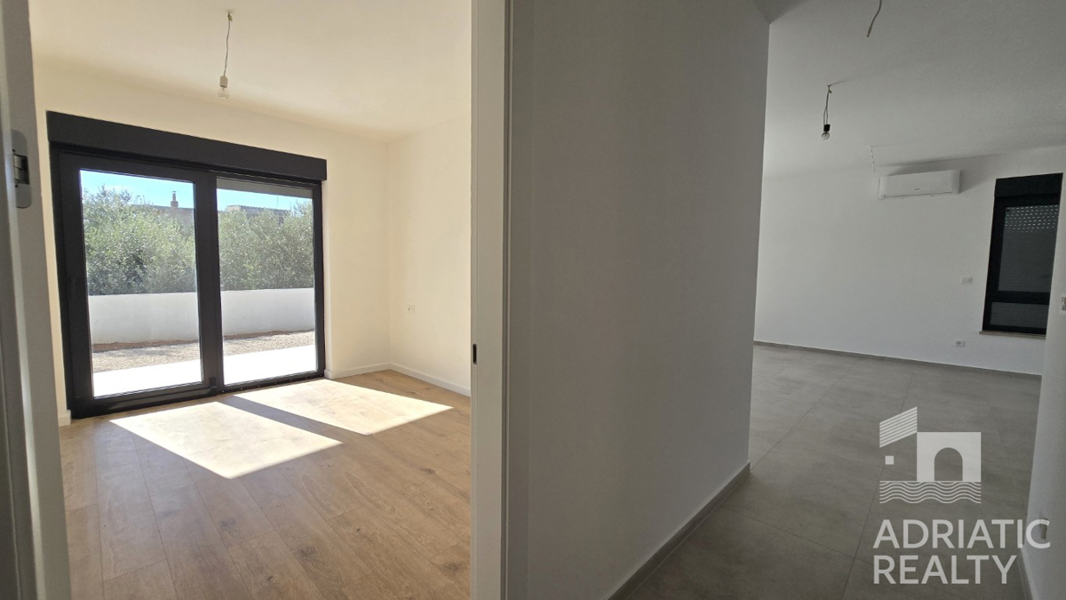 Tribunj, spazioso appartamento bilocale al piano terra con giardino di 121,55 m2