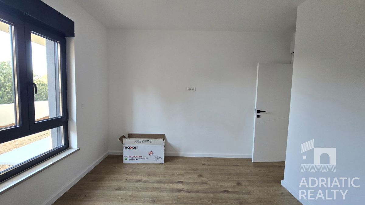 Tribunj, spazioso appartamento bilocale al piano terra con giardino di 121,55 m2