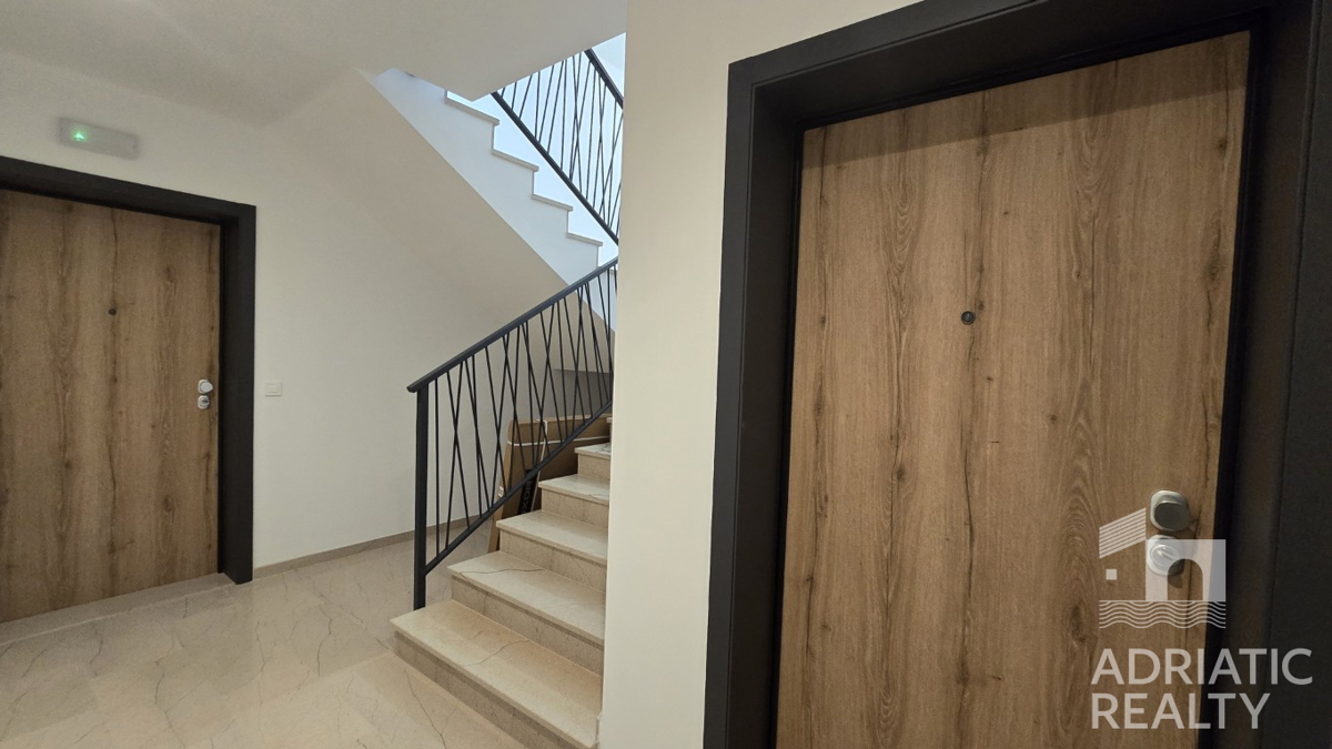 Tribunj, spazioso appartamento bilocale al piano terra con giardino di 121,55 m2