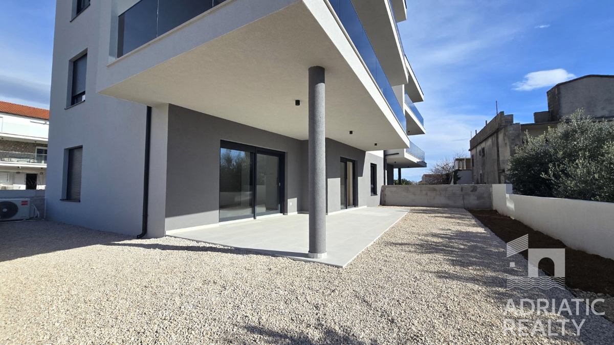 Tribunj, spazioso appartamento bilocale al piano terra con giardino di 121,55 m2