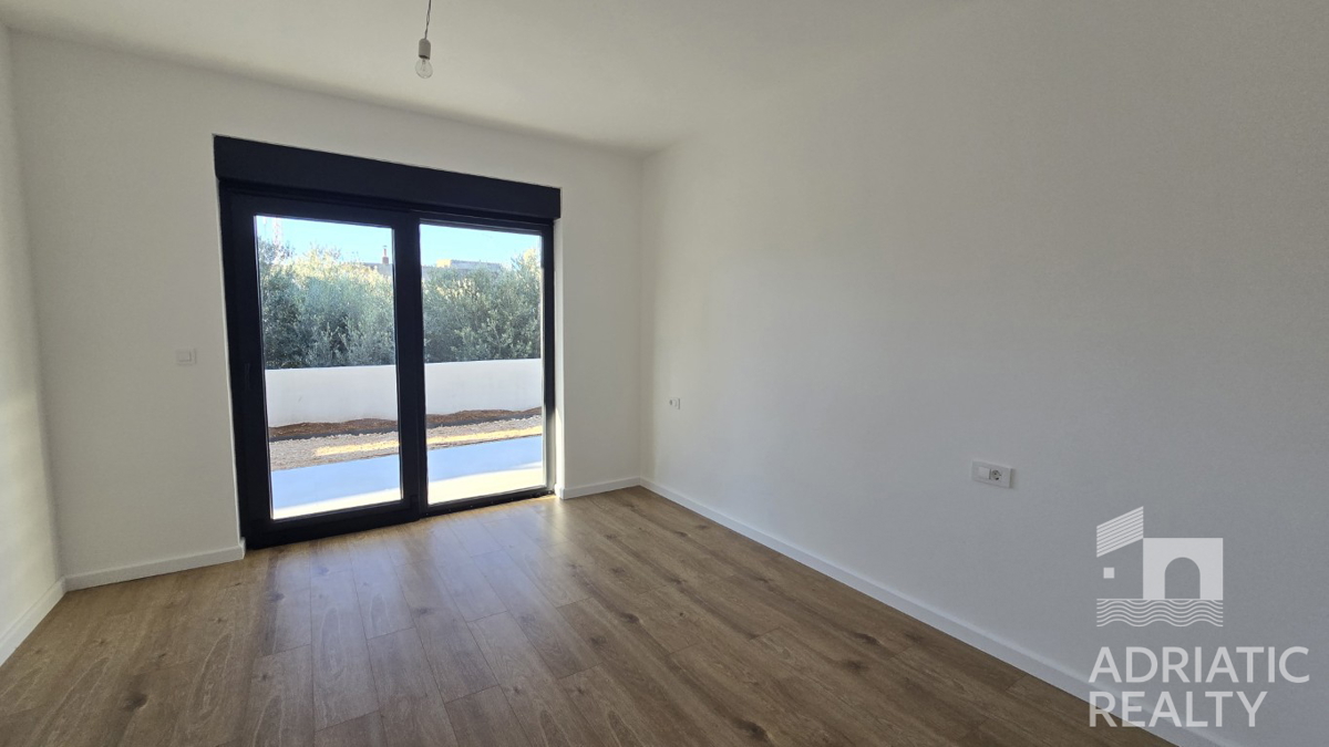 Tribunj, spazioso appartamento bilocale al piano terra con giardino di 121,55 m2