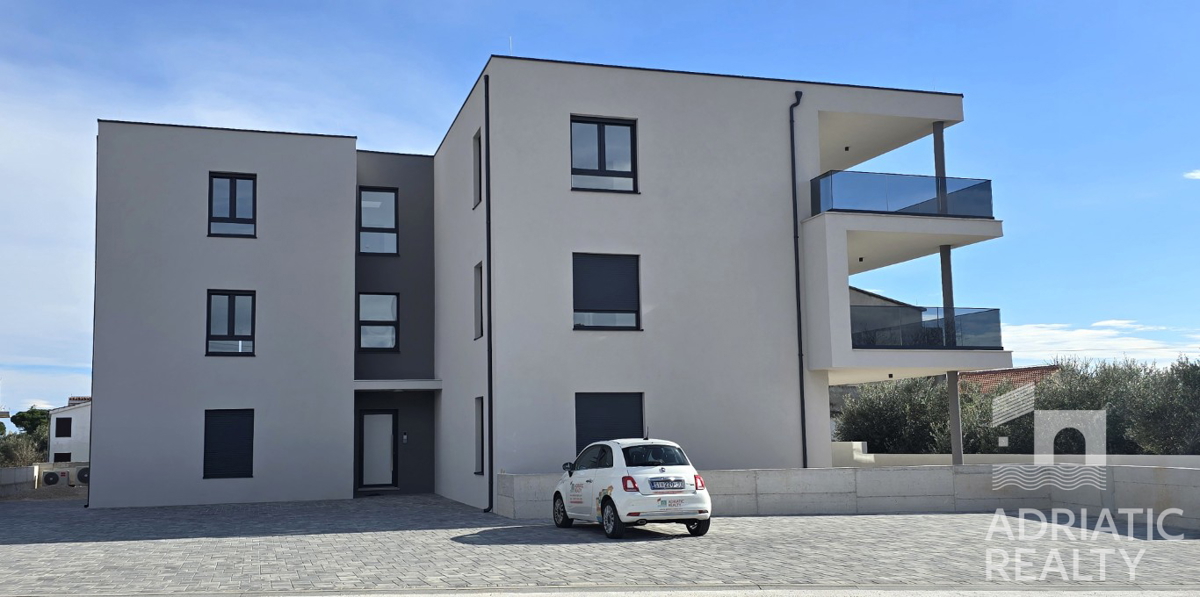 Tribunj, spazioso appartamento bilocale al piano terra con giardino di 121,55 m2