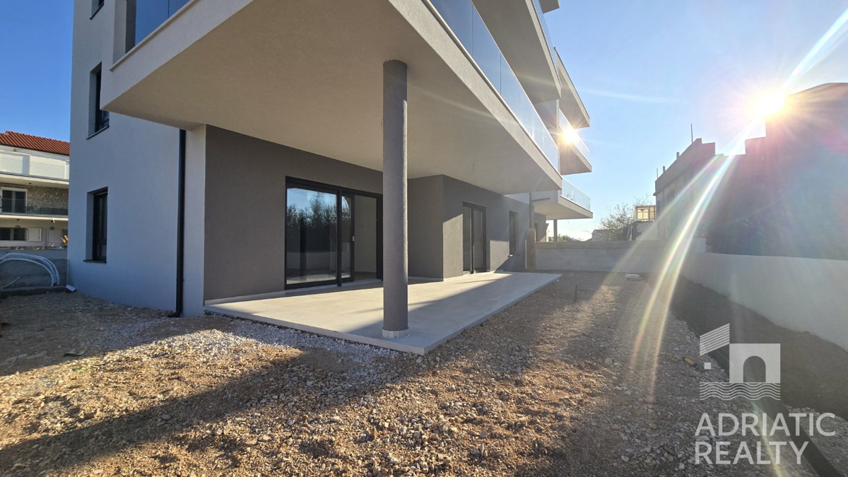 Tribunj, spazioso appartamento bilocale al piano terra con giardino di 121,55 m2