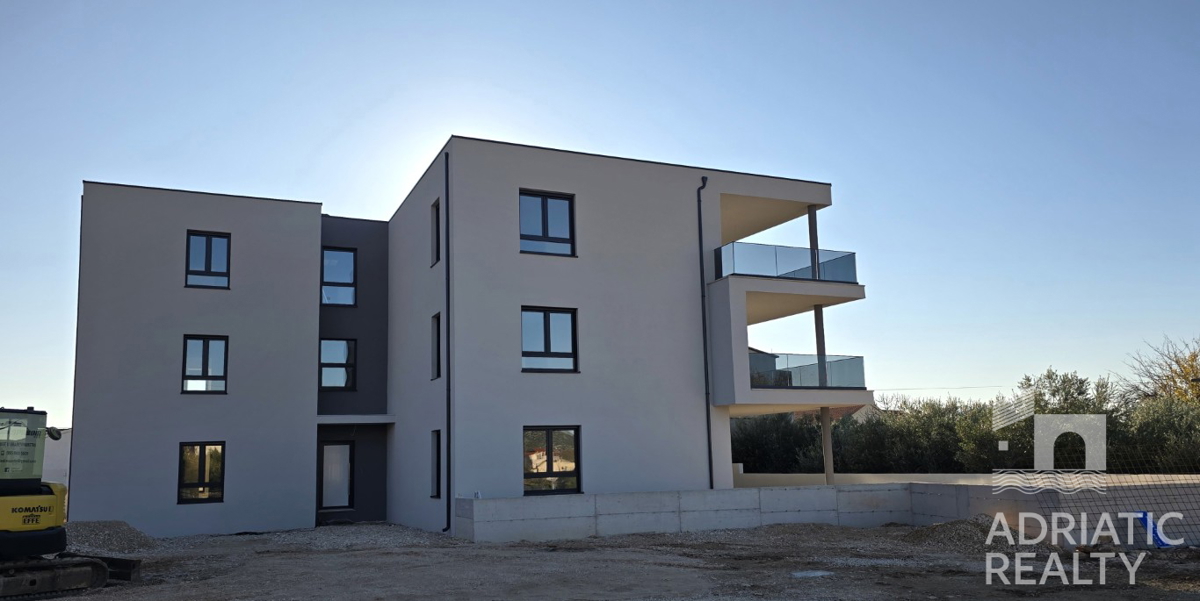 Tribunj, spazioso appartamento bilocale al piano terra con giardino di 121,55 m2