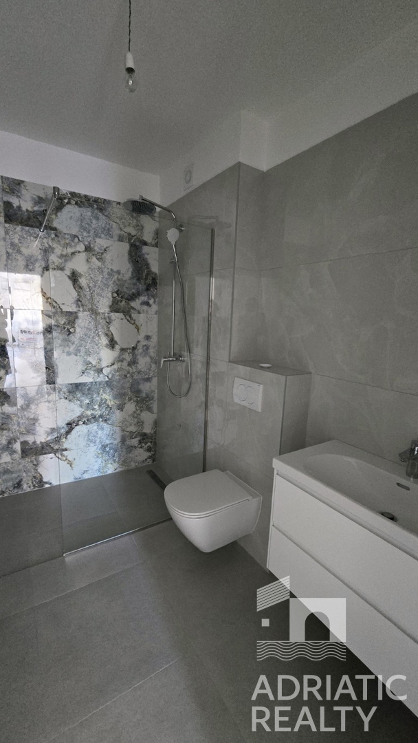 Tribunj, spazioso appartamento bilocale al piano terra con giardino di 121,55 m2