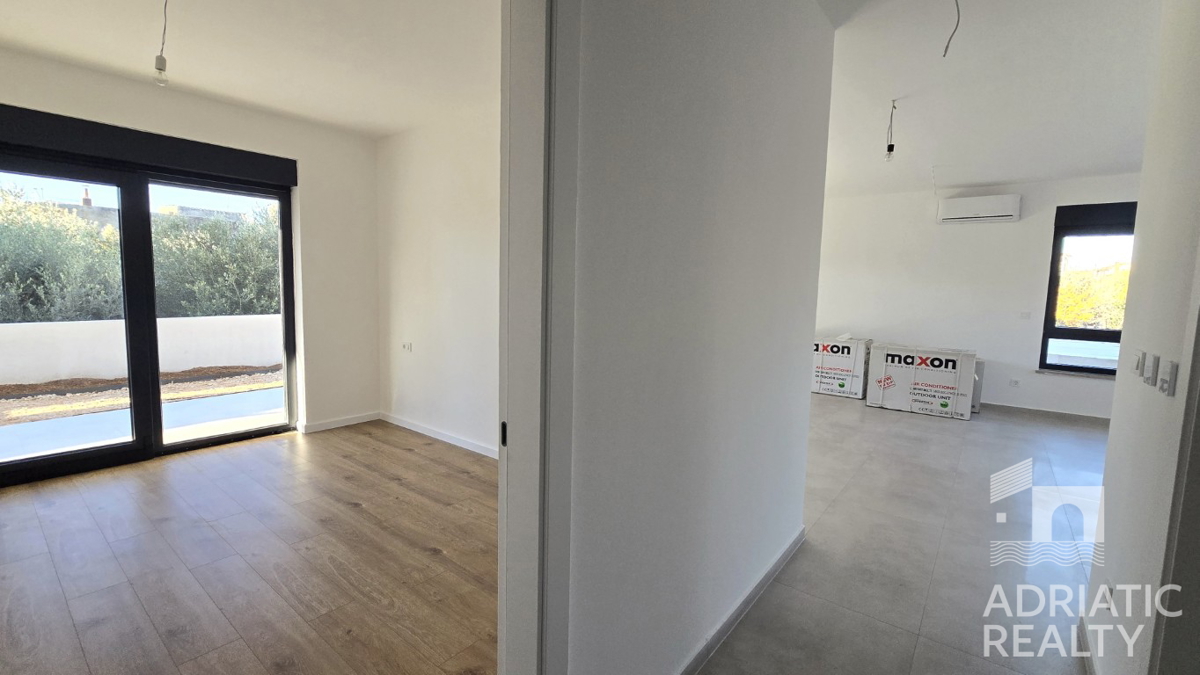 Tribunj, spazioso appartamento bilocale al piano terra con giardino di 121,55 m2