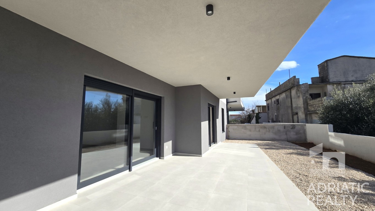 Tribunj, spazioso appartamento bilocale al piano terra con giardino di 121,55 m2