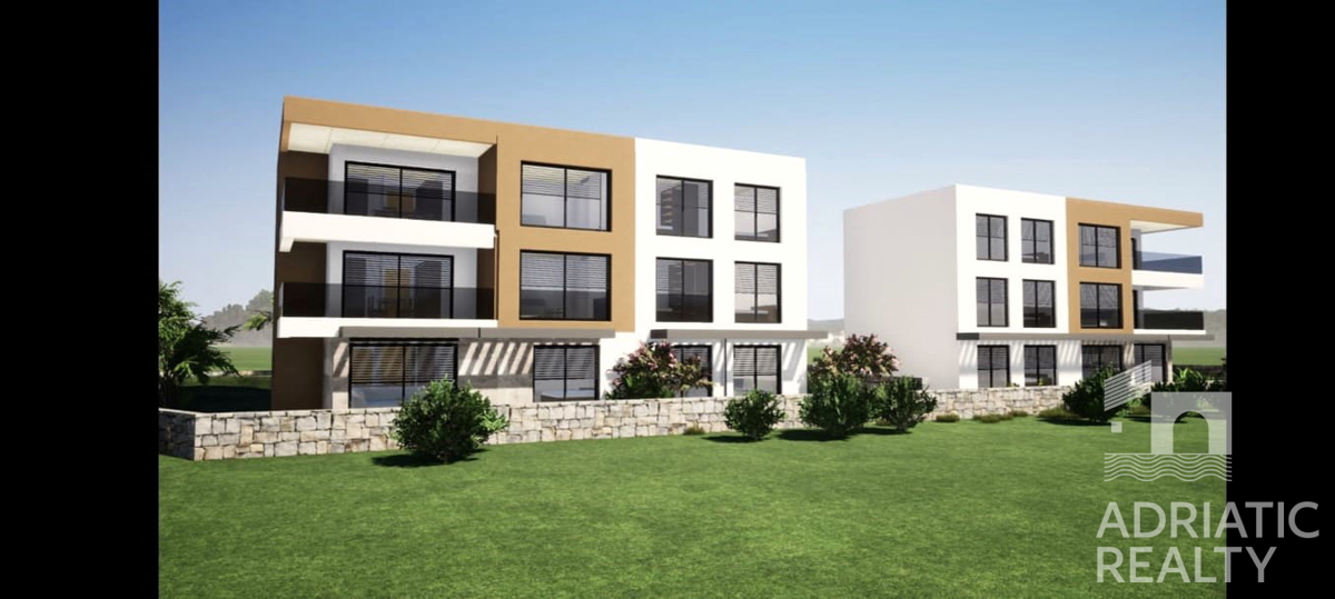 Vodice, lussuoso appartamento con tre camere al piano terra con giardino, a 70 metri dal mare.