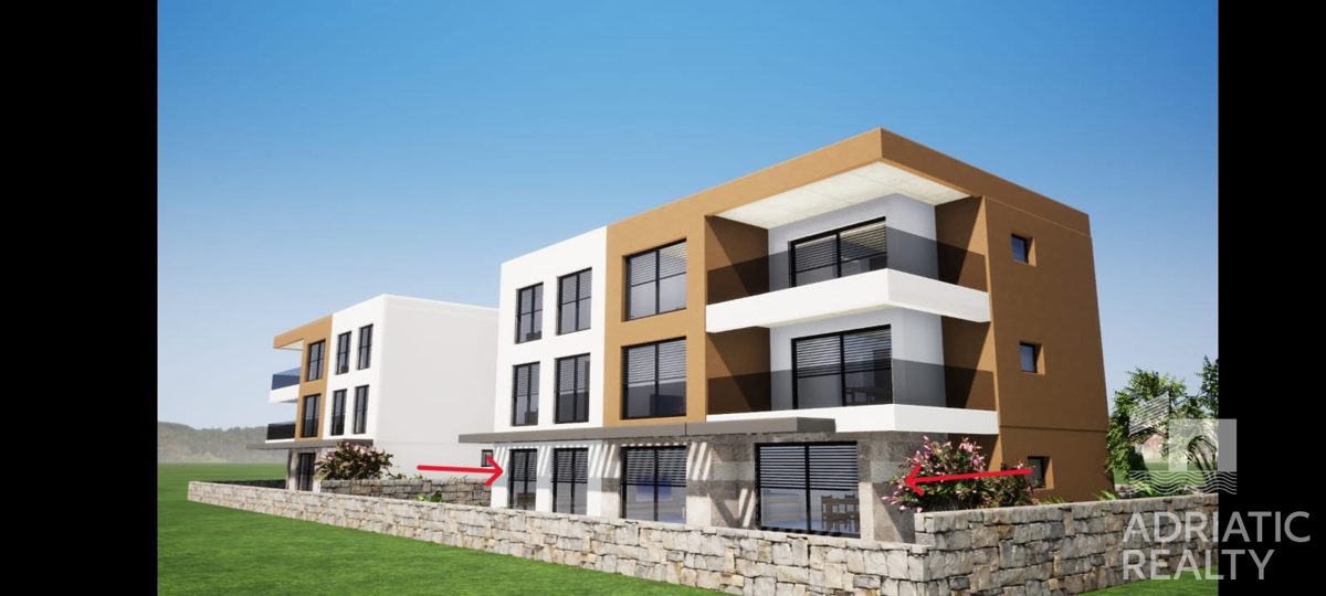 Vodice, lussuoso appartamento con tre camere al piano terra con giardino, a 70 metri dal mare.