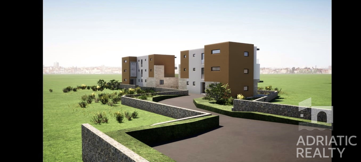 Vodice, lussuoso appartamento con tre camere al piano terra con giardino, a 70 metri dal mare.