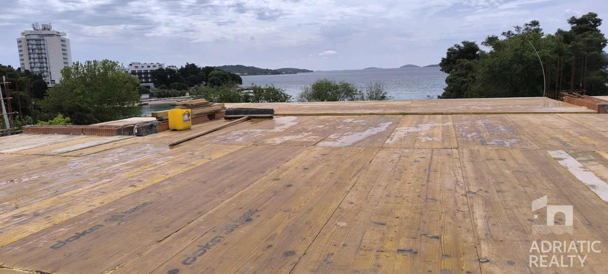 Vodice, lussuoso appartamento con tre camere al piano terra con giardino, a 70 metri dal mare.