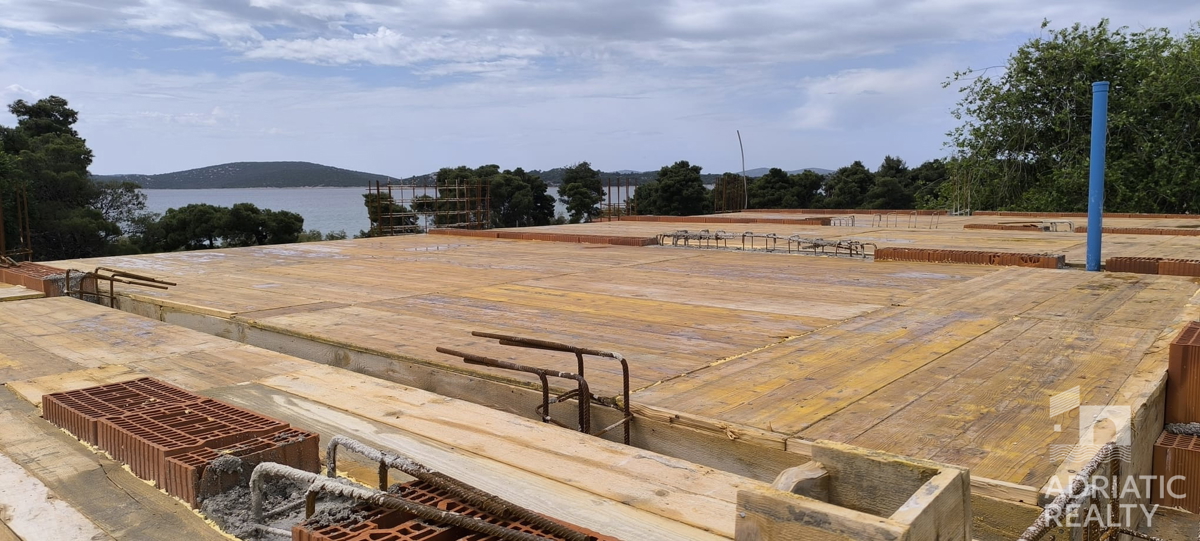 Vodice, lussuoso appartamento con tre camere al piano terra con giardino, a 70 metri dal mare.