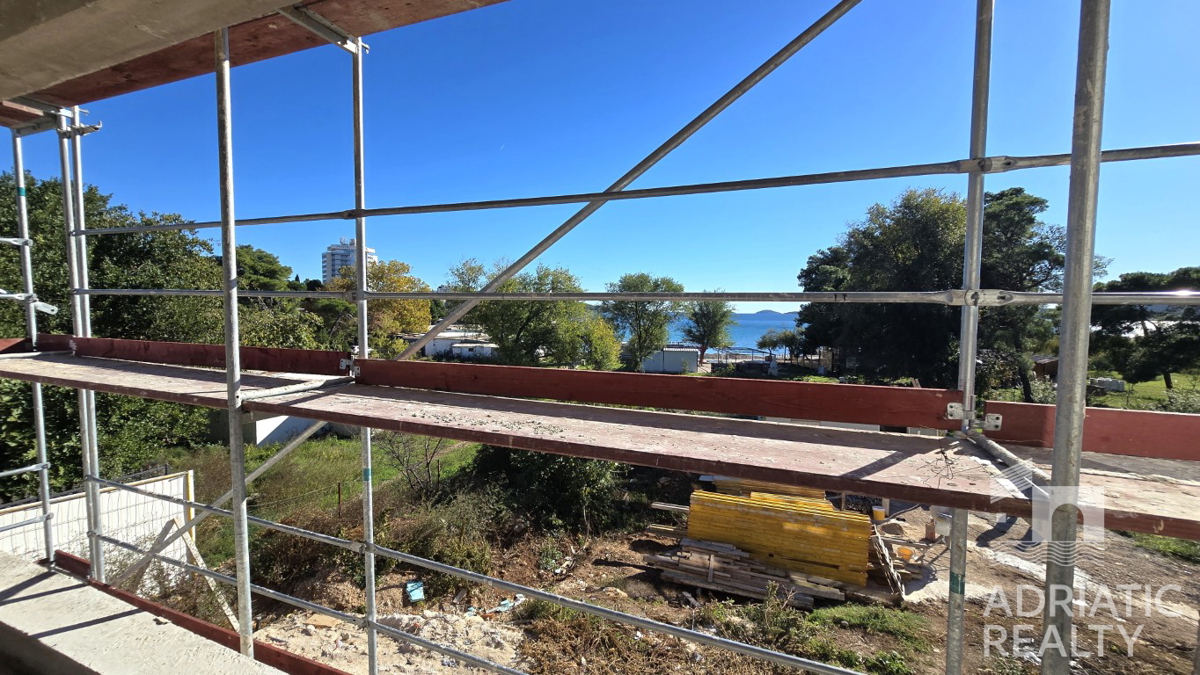 Vodice, lussuoso appartamento con tre camere al piano terra con giardino, a 70 metri dal mare.