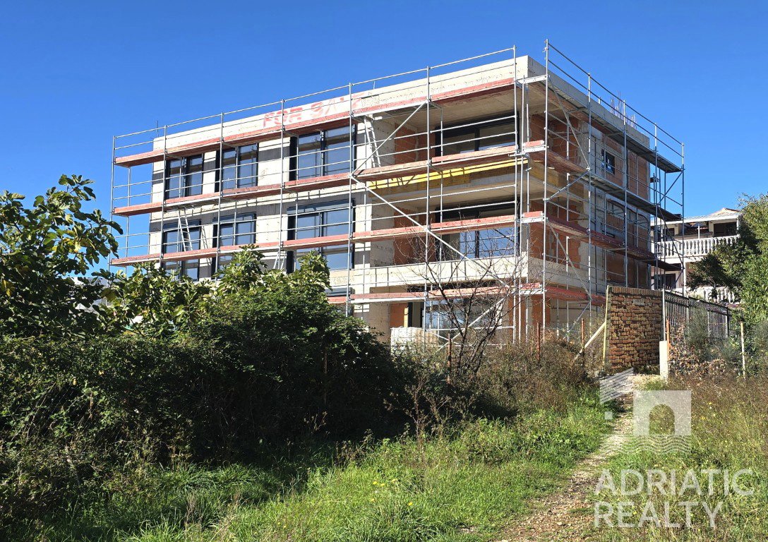 Vodice, lussuoso appartamento con tre camere al piano terra con giardino, a 70 metri dal mare.