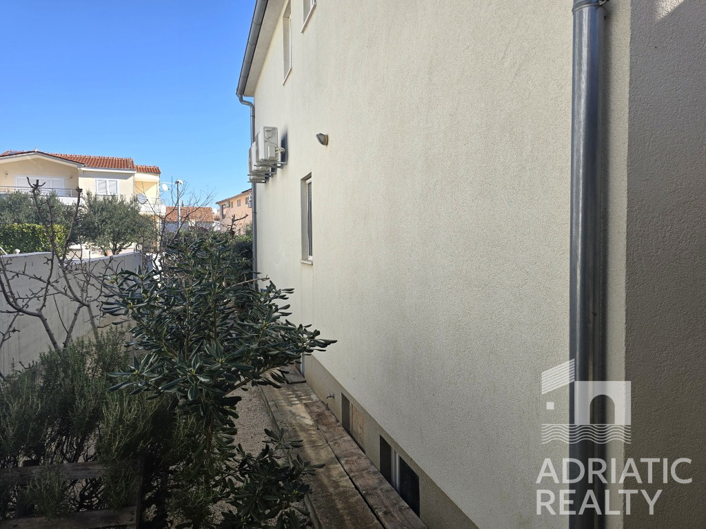 Vodice, casa familiare arredata con tre appartamenti e giardino curato - OCCASIONE