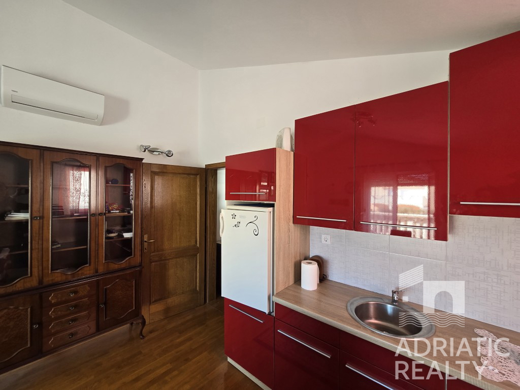 Vodice, casa familiare arredata con tre appartamenti e giardino curato - OCCASIONE