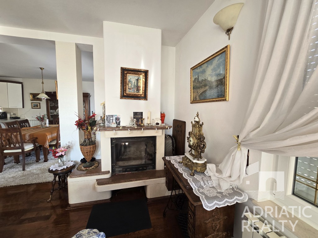 Vodice, casa familiare arredata con tre appartamenti e giardino curato - OCCASIONE