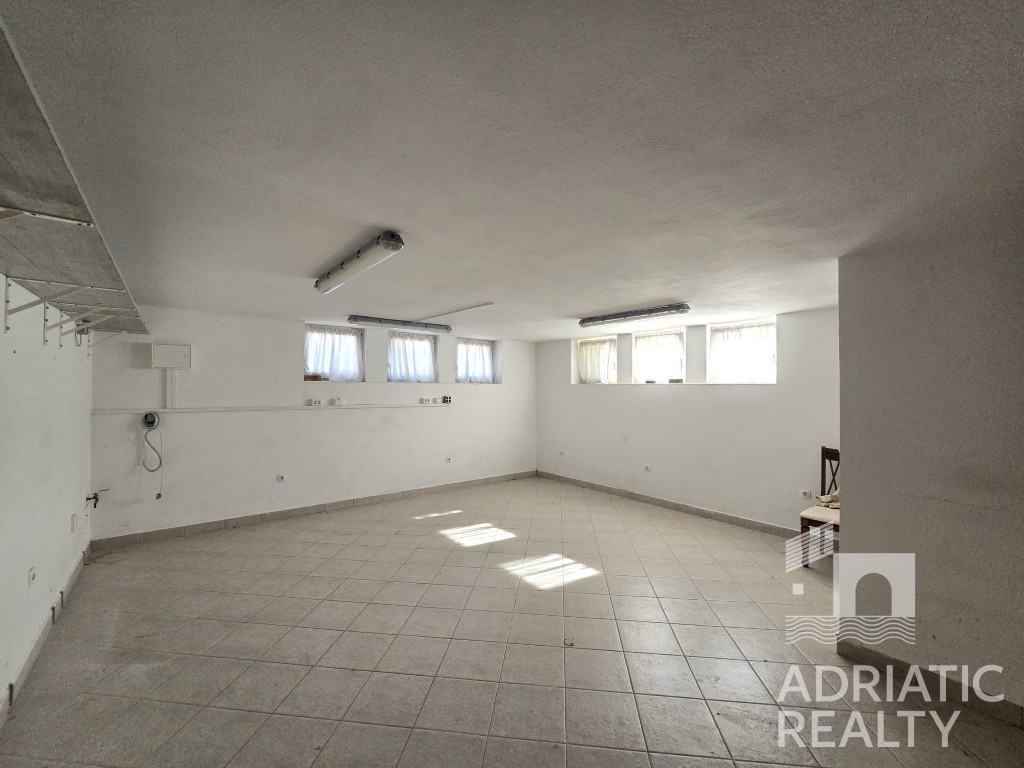 Vodice, casa familiare arredata con tre appartamenti e giardino curato - OCCASIONE