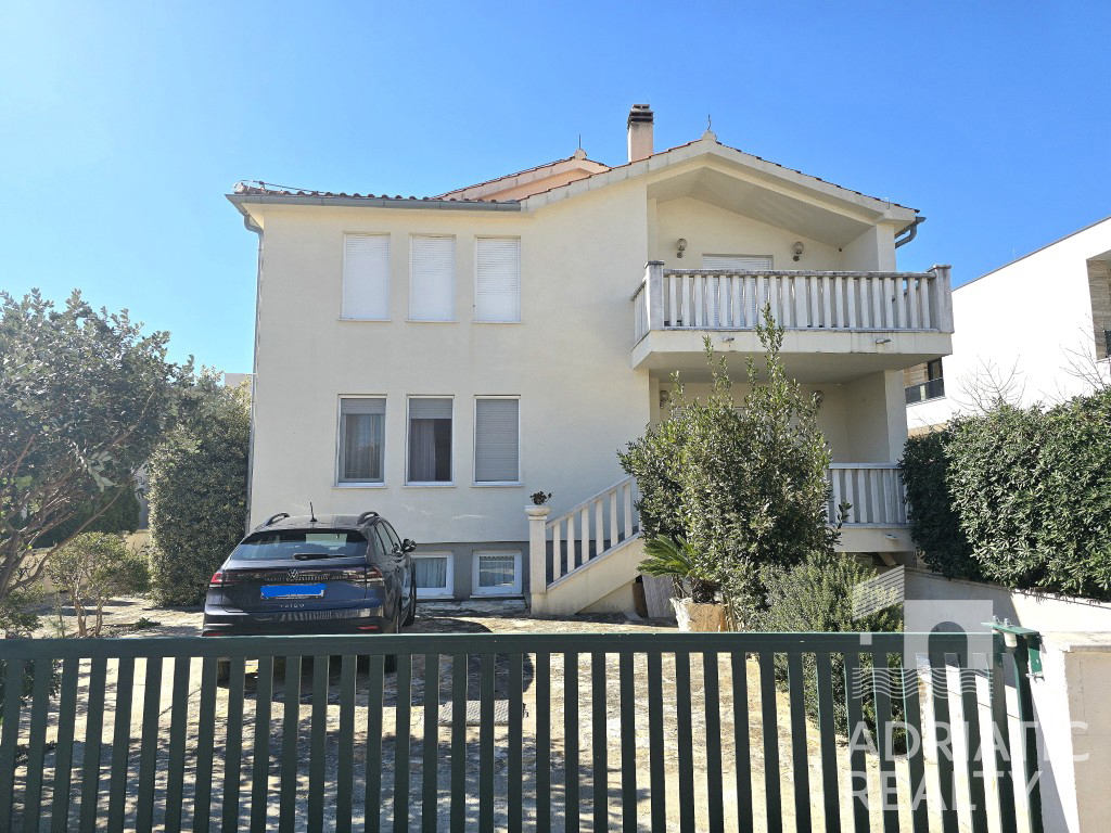 Vodice, casa familiare arredata con tre appartamenti e giardino curato - OCCASIONE