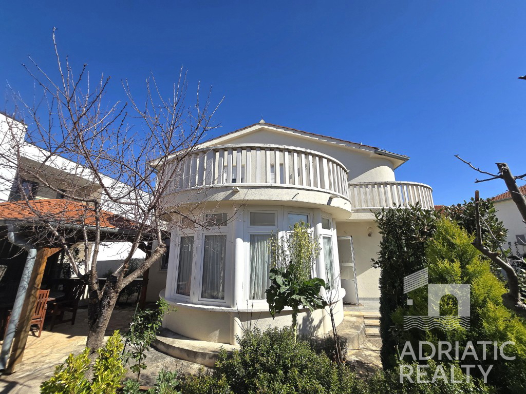 Vodice, casa familiare arredata con tre appartamenti e giardino curato - OCCASIONE