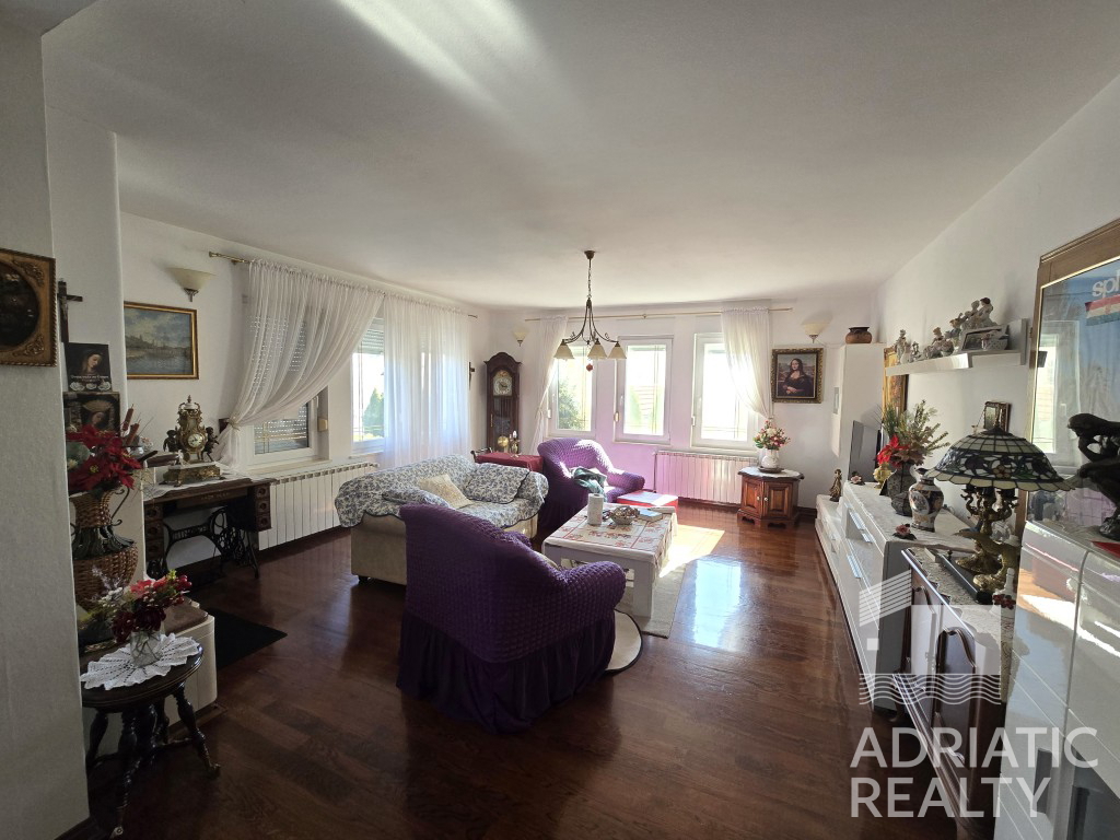 Vodice, casa familiare arredata con tre appartamenti e giardino curato - OCCASIONE