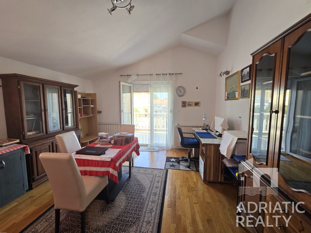 Vodice, casa familiare arredata con tre appartamenti e giardino curato - OCCASIONE