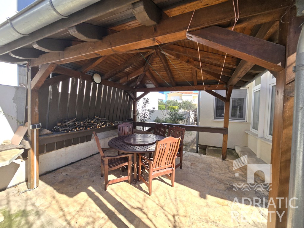 Vodice, casa familiare arredata con tre appartamenti e giardino curato - OCCASIONE
