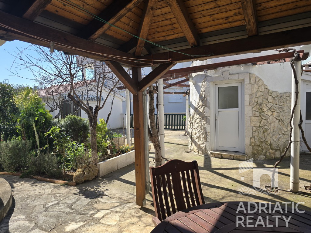 Vodice, casa familiare arredata con tre appartamenti e giardino curato - OCCASIONE