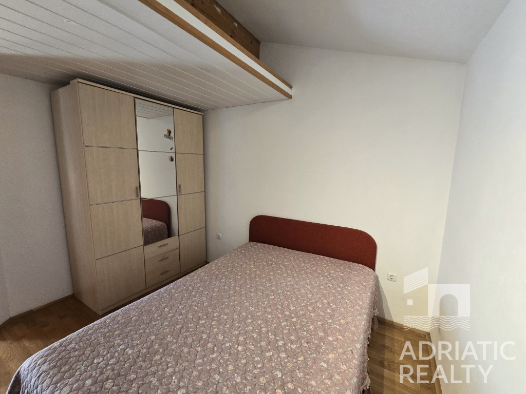 Vodice, casa familiare arredata con tre appartamenti e giardino curato - OCCASIONE