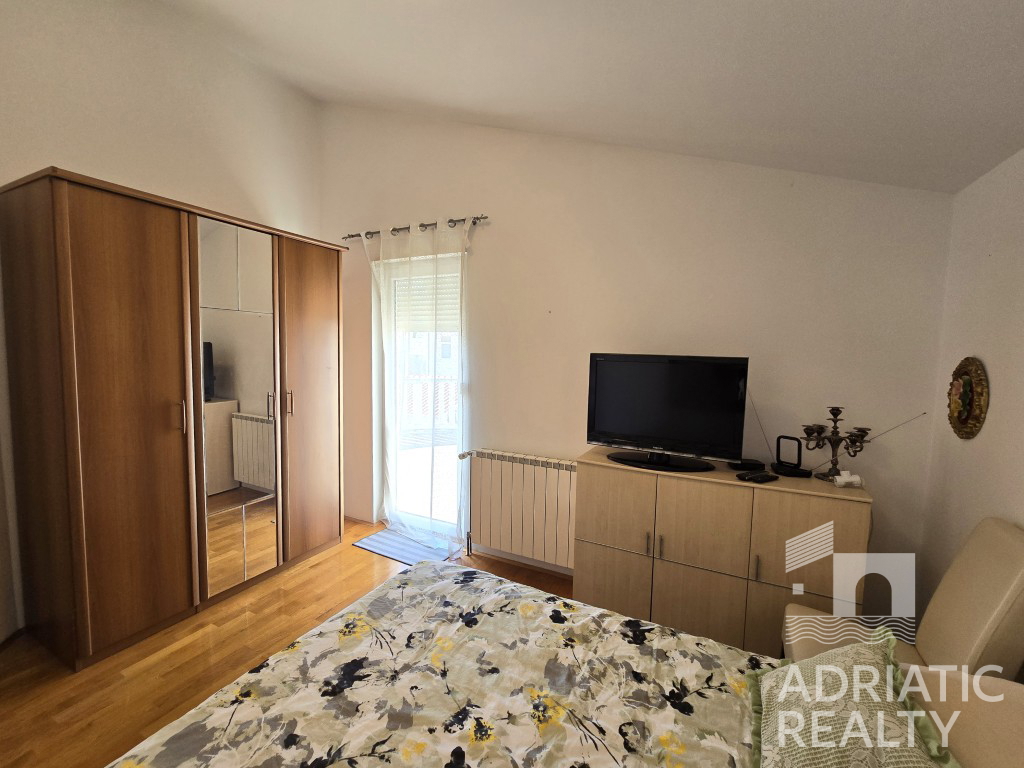 Vodice, casa familiare arredata con tre appartamenti e giardino curato - OCCASIONE
