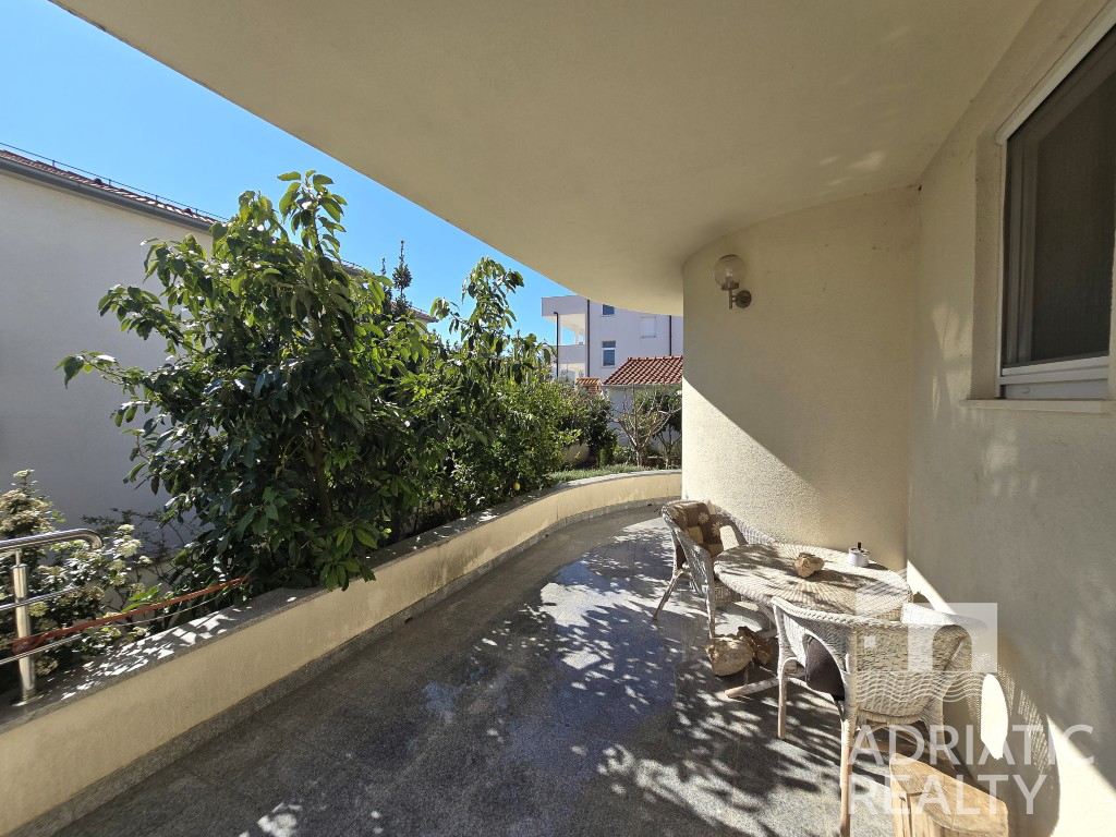 Vodice, casa familiare arredata con tre appartamenti e giardino curato - OCCASIONE