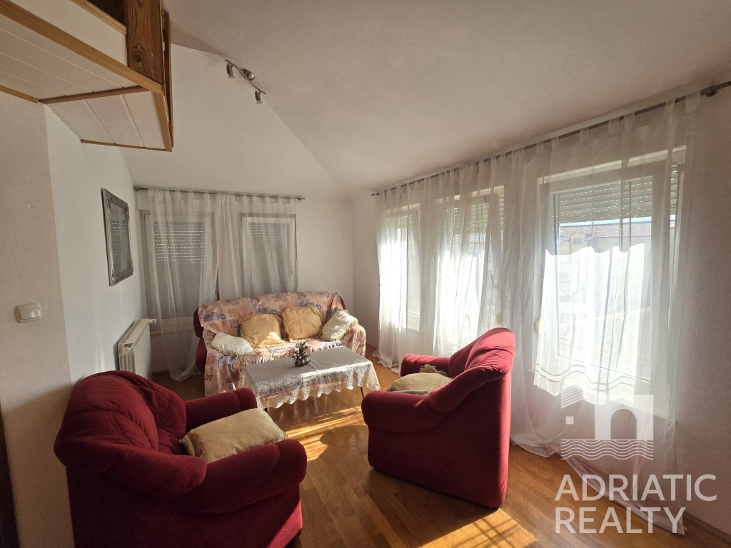 Vodice, casa familiare arredata con tre appartamenti e giardino curato - OCCASIONE