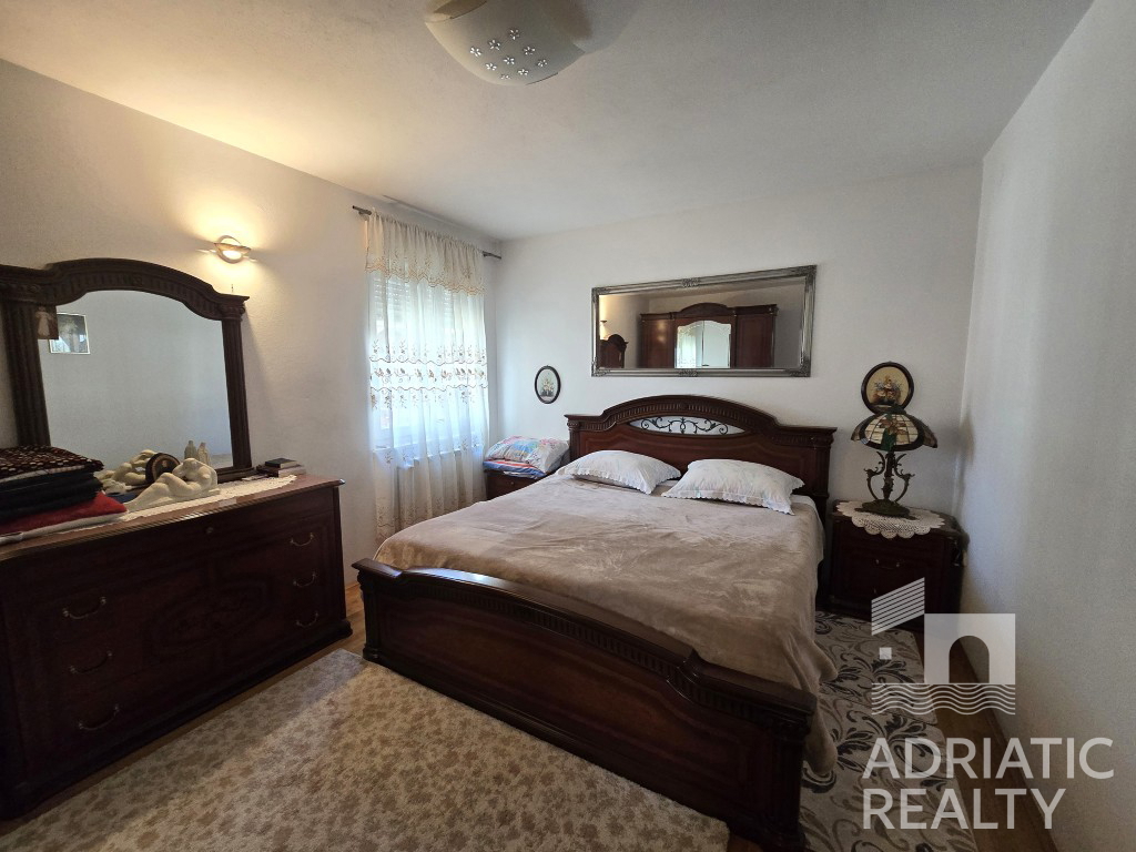Vodice, casa familiare arredata con tre appartamenti e giardino curato - OCCASIONE
